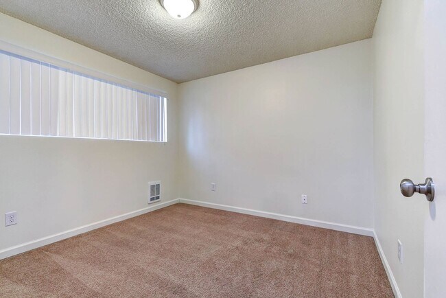 Building Photo - 15829 Manor Way