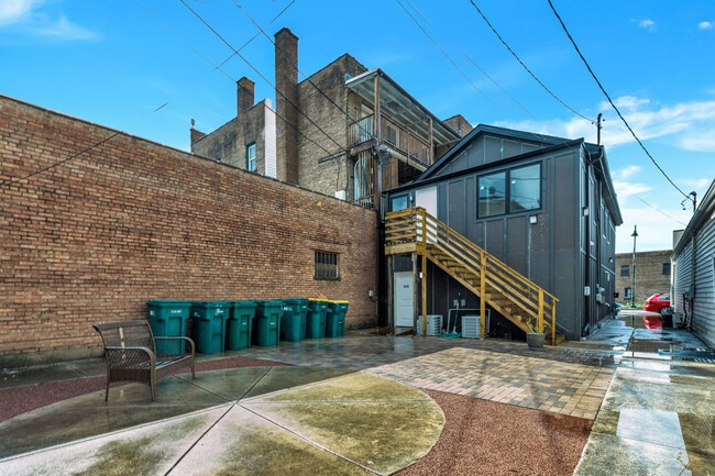 Building Photo - 406 Main St
