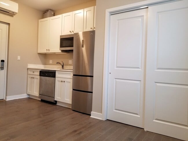 Building Photo - 1409 W Diversey Pkwy