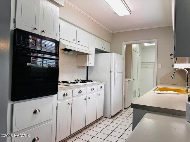 Building Photo - 208 Mayard Dr