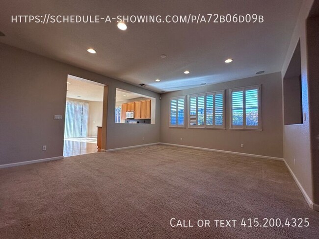 Building Photo - 4 Bed 2 Bath Wash/Dryer Hookups & 2 Car Ga...