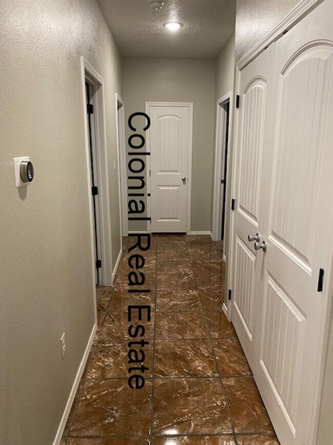 Foto del edificio - Spacious and updated 3 bedroom 2 bathroom home.