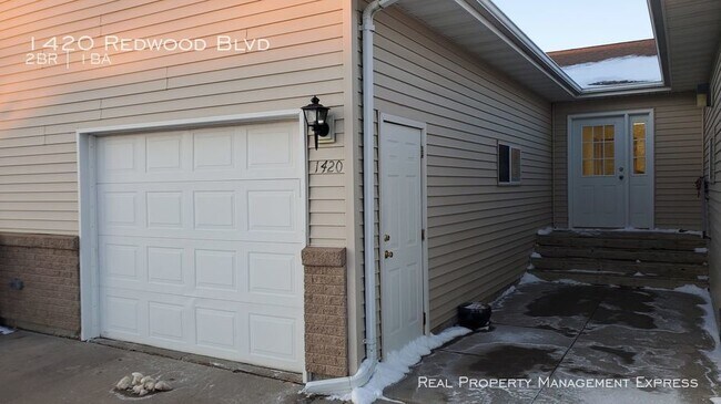 Building Photo - 2 Bed 1 Bath apartment with Attached Garage