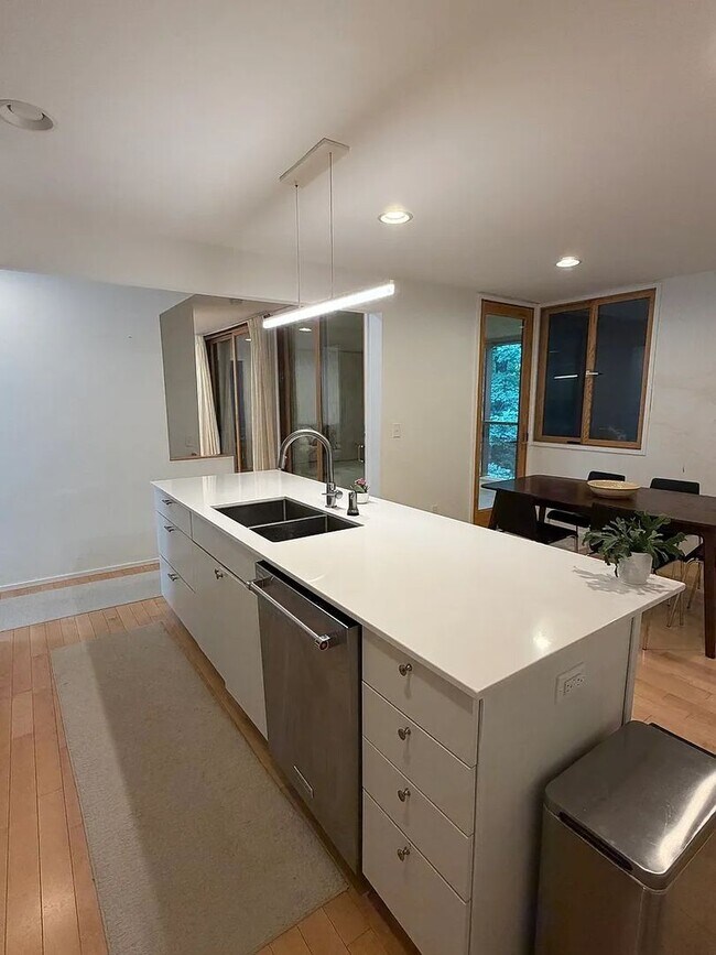 Foto del edificio - Spacious Pet-Friendly 4BR Home Near Downtown & UVA