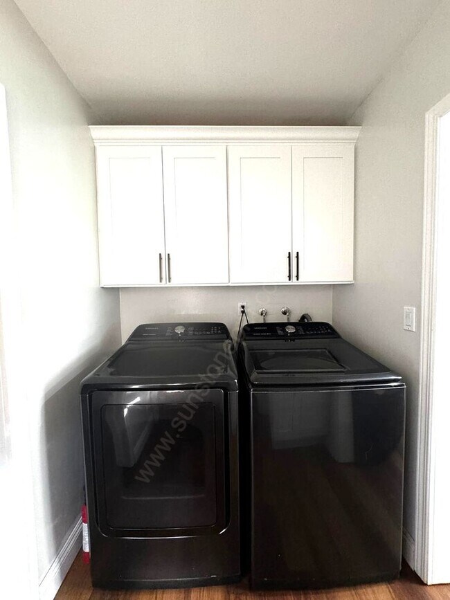 Foto del edificio - Stunning 3 Bedroom, 2 Bathroom Home on a L...