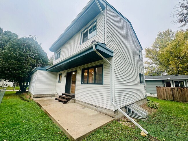 Foto del edificio - Beautiful 3-Bedroom Single Family Home wit...