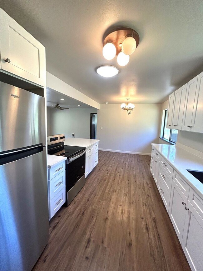 Foto del edificio - Updated 3+ bedroom 2 bath home in country ...