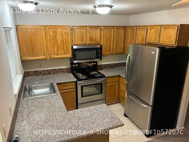 Foto del edificio - 3BD 2BA 1200 sqft w/ GARAGE, WD hook up, w...