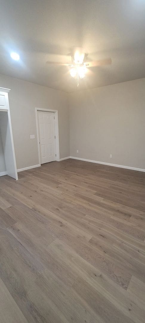 Building Photo - Gorgeous Garage Apartment!