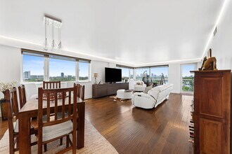 Building Photo - 3000 Holiday Dr