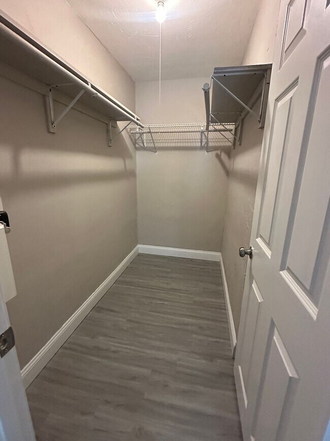 Building Photo - Spacious 1 Bed/ 1 Bath in Cranston!