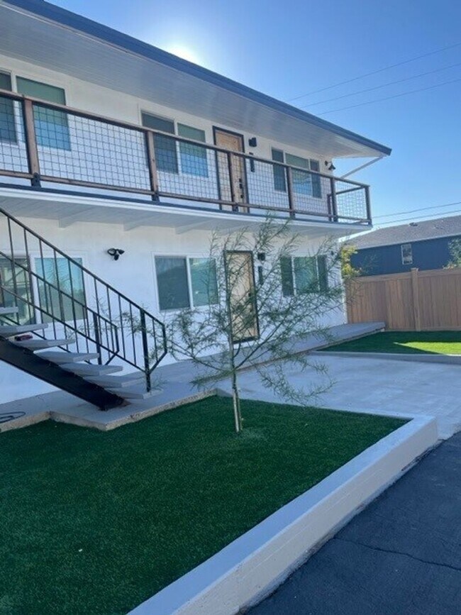 Building Photo - 632-638 Iris Dr