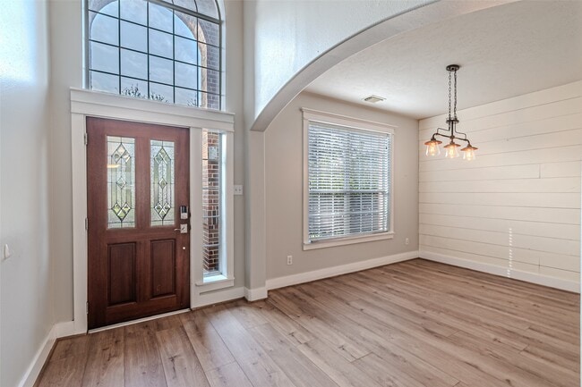 Foto del edificio - 17818 Serene Shore Dr