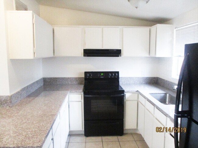 Building Photo - 3020 N. Balboa Avenue #11