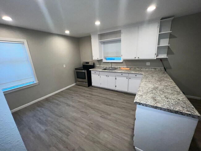 Building Photo - 3 Bedroom 2 Bathroom