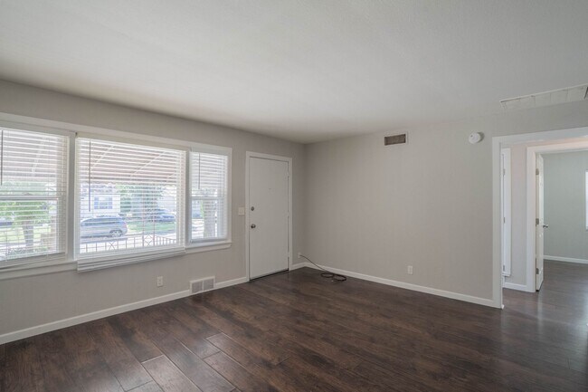 Foto del edificio - 3 Bed 1 Bath With Bonus Room!