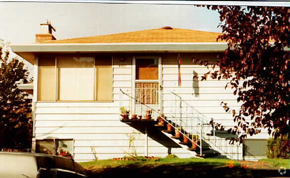 Building Photo - 4107 42nd Ave SW