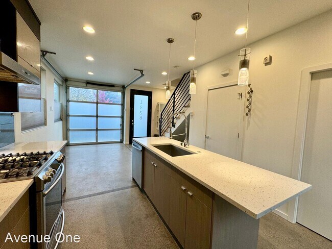 Building Photo - 2 br, 2.5 bath House - 1326 E Marion St