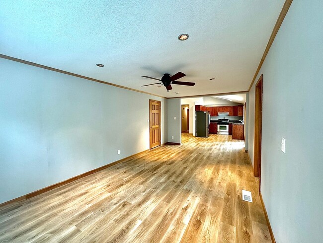 Building Photo - Charming Updated Rambler in Prime Kirkland Location