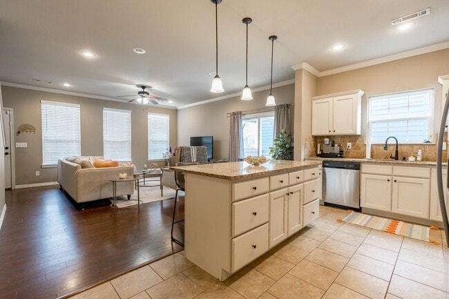 Building Photo - Beautiful 4 bedroom, 3.5 bathroom home in ...