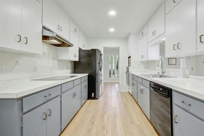 Building Photo - 305 Cedarbrook Ct
