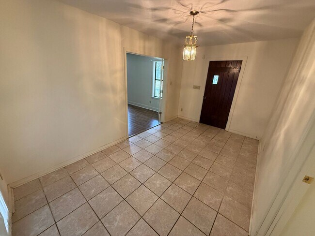 Foto del edificio - Pensacola - East Hill - 4 bedrooms, 3 bathroom - Mother in Law suite