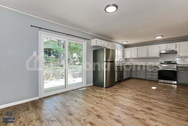 Foto del edificio - Modernized and highly desirable home with 3 bedroom / 2 full bath and 1,918 sq feet of space!