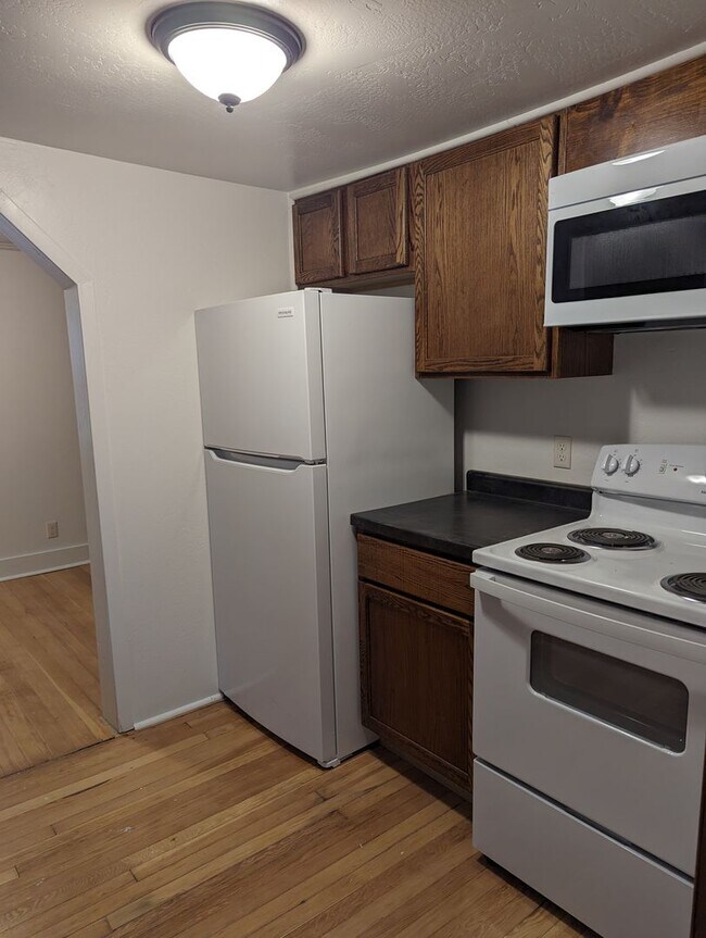 Building Photo - $1800 - 2 Bedroom, 1 Bath House - Garage a...