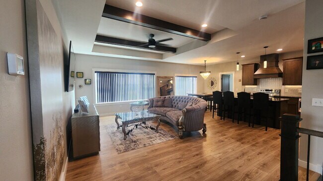 Foto del edificio - 5 Bedroom, 3 Full Bathroom House with 3 Ca...