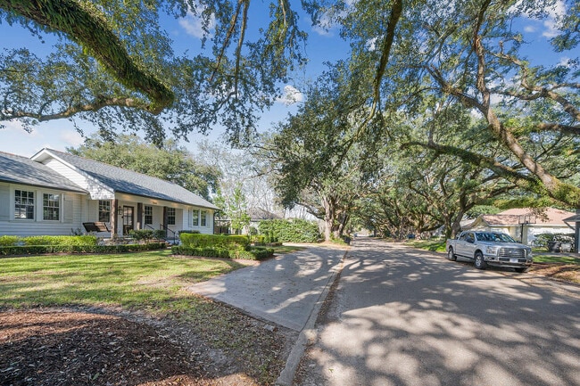 Foto del edificio - 1566 Country Club Dr