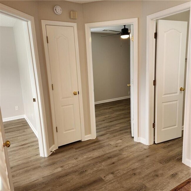 Building Photo - 222 Summer Hill Cir