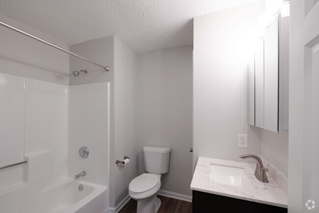1 habitación, 1 baño - 900 pies cuadrados - Baño - Adams Station Apartments