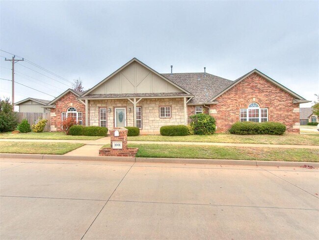 Building Photo - 1001 N Barn Hill Way