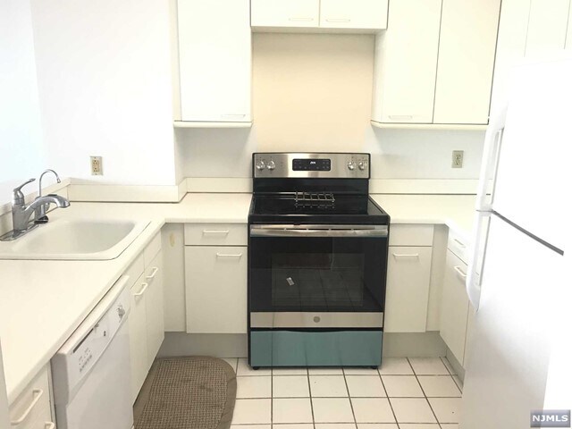 Foto del edificio - 100 Carlyle Dr