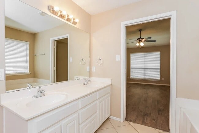 Foto del edificio - 2600 Treeview Dr