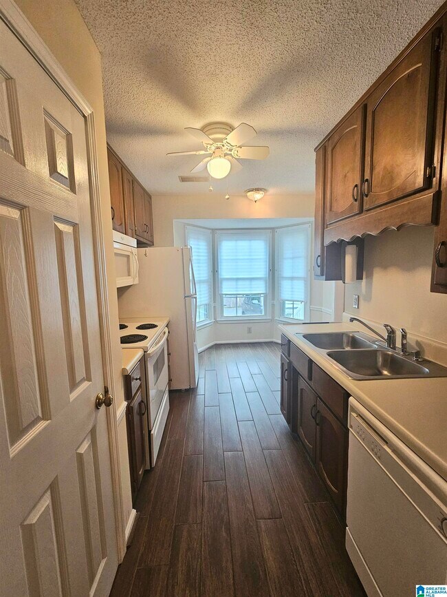 Foto del edificio - 716 Jamestown Ln