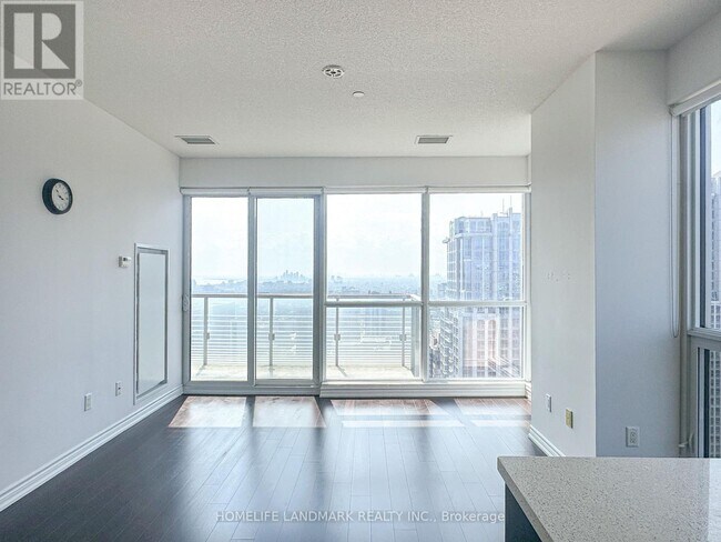 Photo du bâtiment - 386-4386 Yonge St