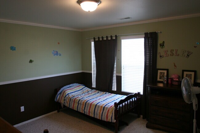 Foto del edificio - Huge 3 bed 2.5 bath single home in Spanish...