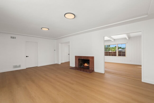 Building Photo - 456 Casselman St