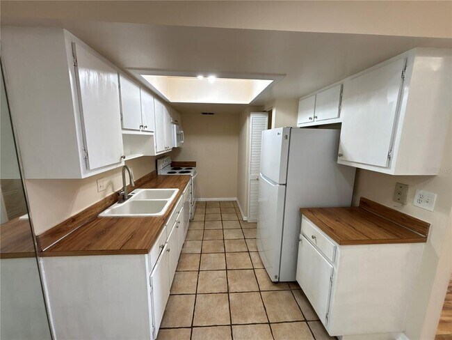 Building Photo - 5169 Vineland Rd