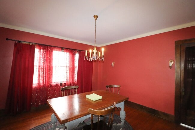 Building Photo - Spacious 4 Bedroom Home with Classic Charm