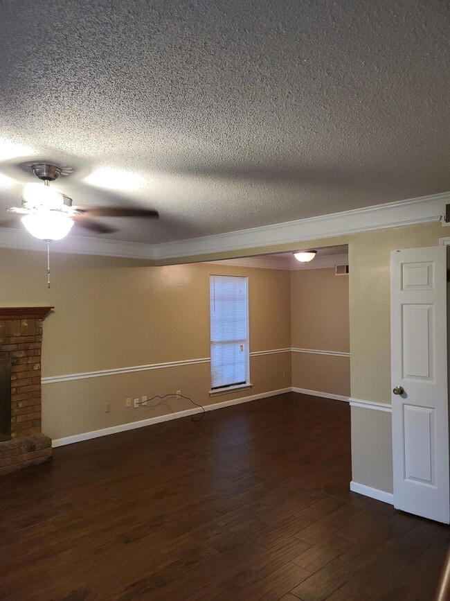 Foto del edificio - 5856 Jardin Pl