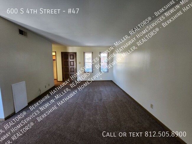 Building Photo - 1 Bedroom Apartment-Upper Apartment