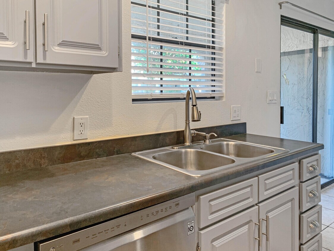 Foto principal - 5300 E Waverly Dr