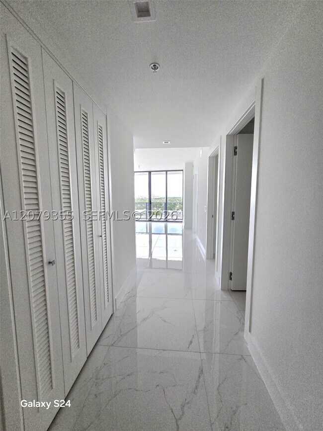 Building Photo - 1170 E Hallandale Beach Blvd