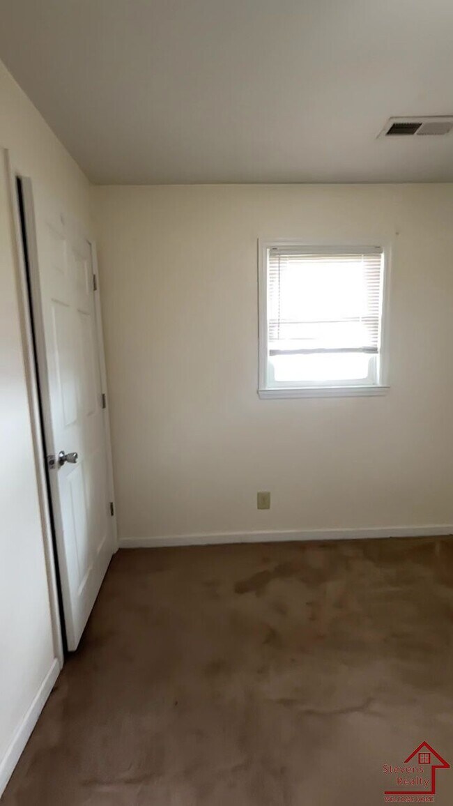 Building Photo - 500 Skyline Dr