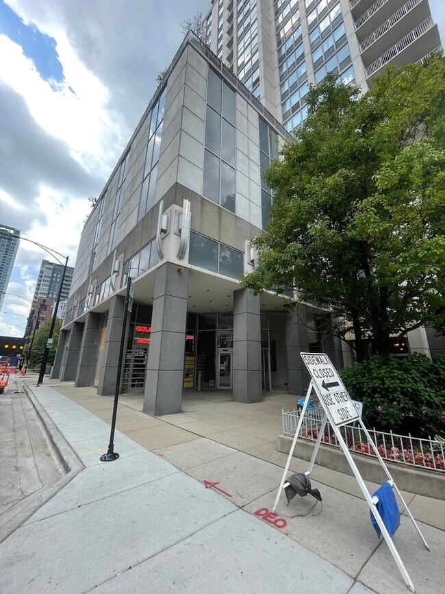 Foto del edificio - 200 W Grand Ave