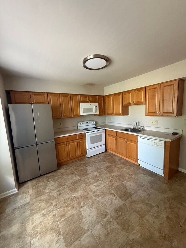 Building Photo - 3 Bed / 2.5 Bath Highlands Townhome