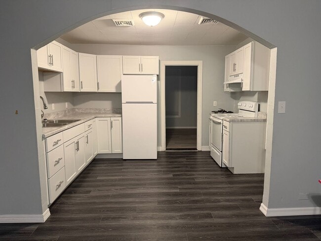 Building Photo - Cute 2 bedroom 1 bath home with fenced back yard