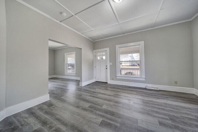 Foto del edificio - BEAUTIFULLY REMODELED 4 BEDROOM HOME IN HI...